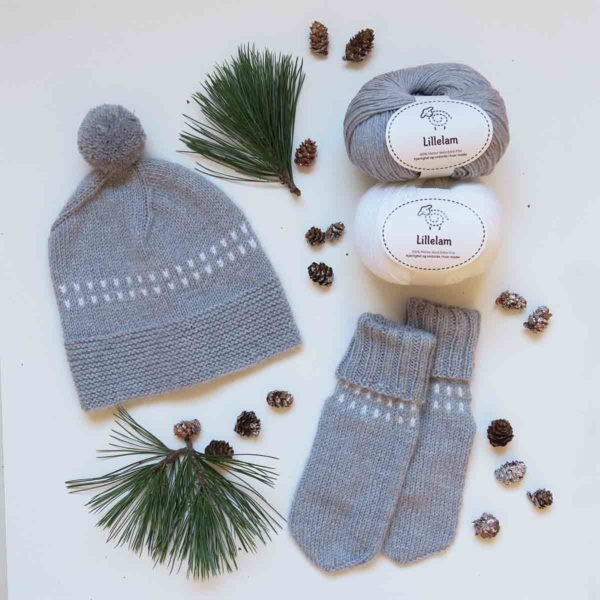 LillelamHåndstrikkepakkeBarn_grå Håndstrikkepakke Barn - LillelamHåndstrikkepakkeBarn grå