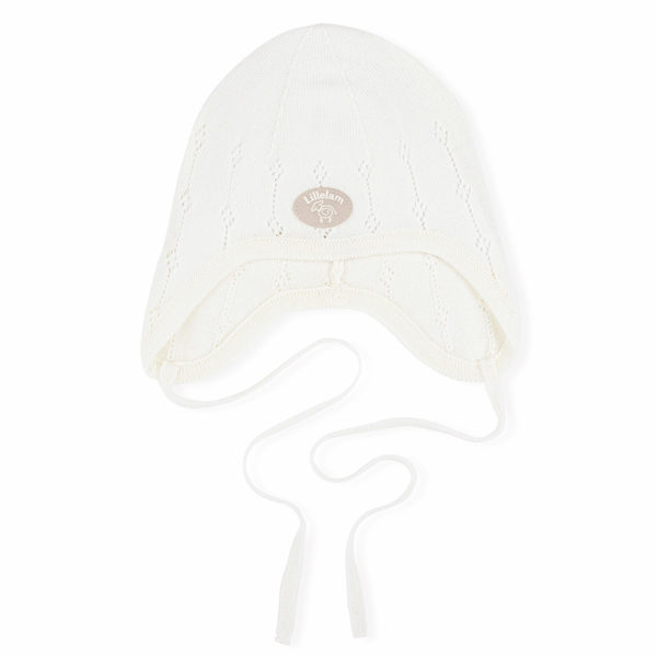 Tynn babylue med knyting i 100% merinoull fra Lillelam i fargen hvit