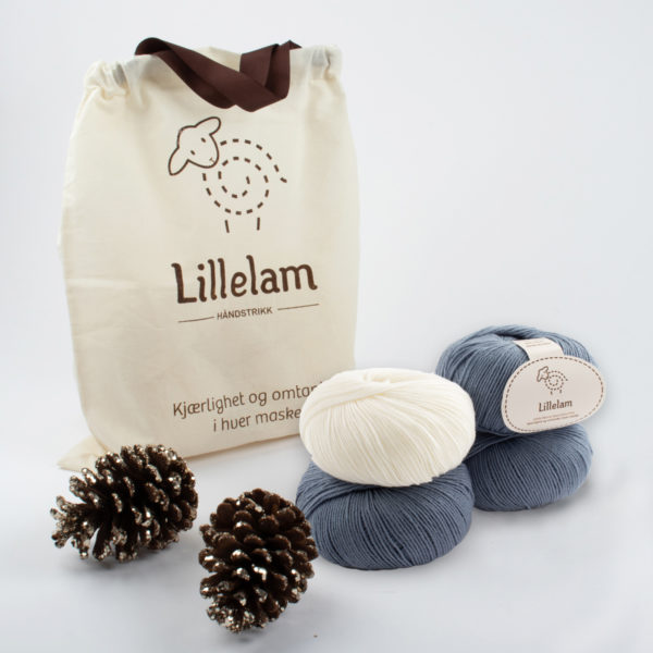 Lillelam_Strikkepakke_mellomblå Håndstrikkepakke Baby - Lillelam Strikkepakke mellombla