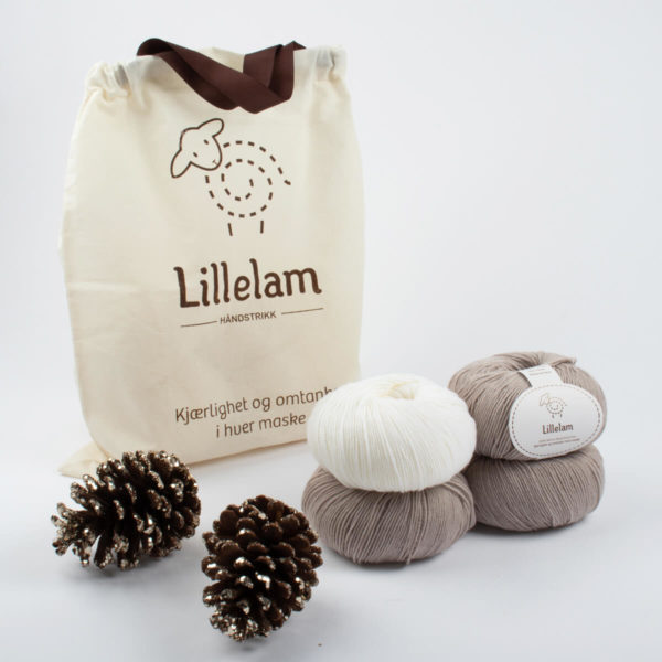 Lillelam_Strikkepakke_beige Håndstrikkepakke Baby - Lillelam Strikkepakke beige