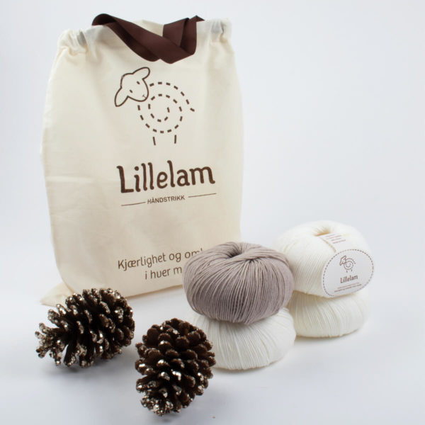 Lillelam_Strikkepakke_hvit Håndstrikkepakke Baby - Lillelam Strikkepakke hvit
