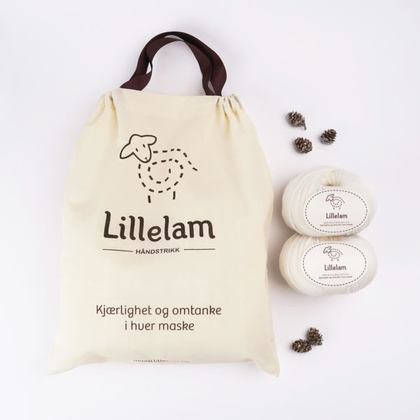 Lillelam_Strikkepakke_hvit_dåp Strikkepakke dåpssett - Lillelam Strikkepakke hvit dap