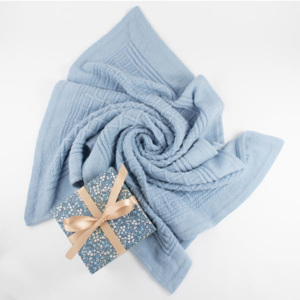 Strikkepakke Classic pledd - Lillelam handstrikk pledd lysebla 3