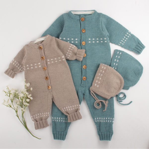 Lillelam håndstrikk_Sparkedress babylue_sjøgrønn beige Strikkepakke Classic babylue - Lillelam handstrikk Sparkedress babylue sjogronn beige