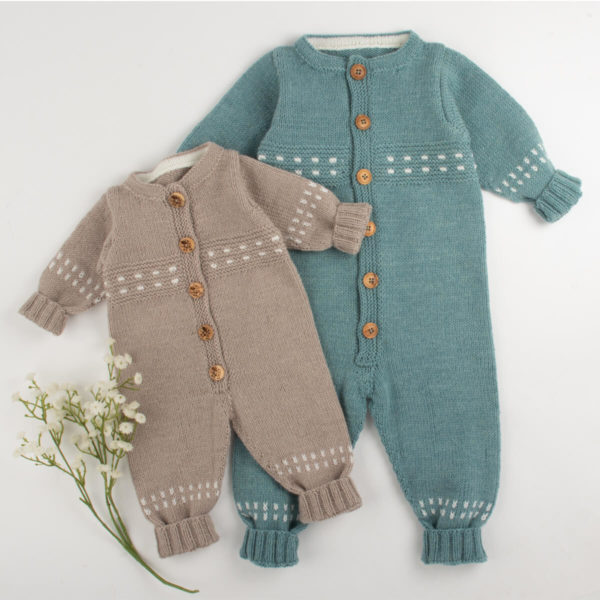 Lillelam håndstrikk_Sparkedress_sjøgrønn beige Strikkepakke Classic sparkedress - Lillelam handstrikk Sparkedress sjogronn beige