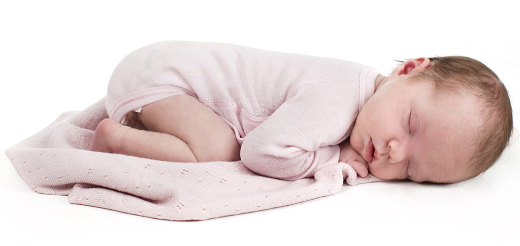 barn som sover med natttøy i merinoull