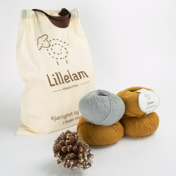 Lillelam_Strikkepakke_oker Håndstrikkepakke Baby - Lillelam Strikkepakke oker