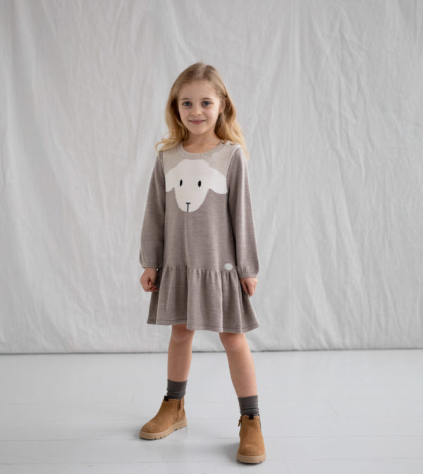 Dress Lammi_beige-1124-FIN-WWW-26 kjole lammi m lange ermer-miljo